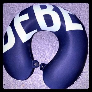 Traveling neck pillow